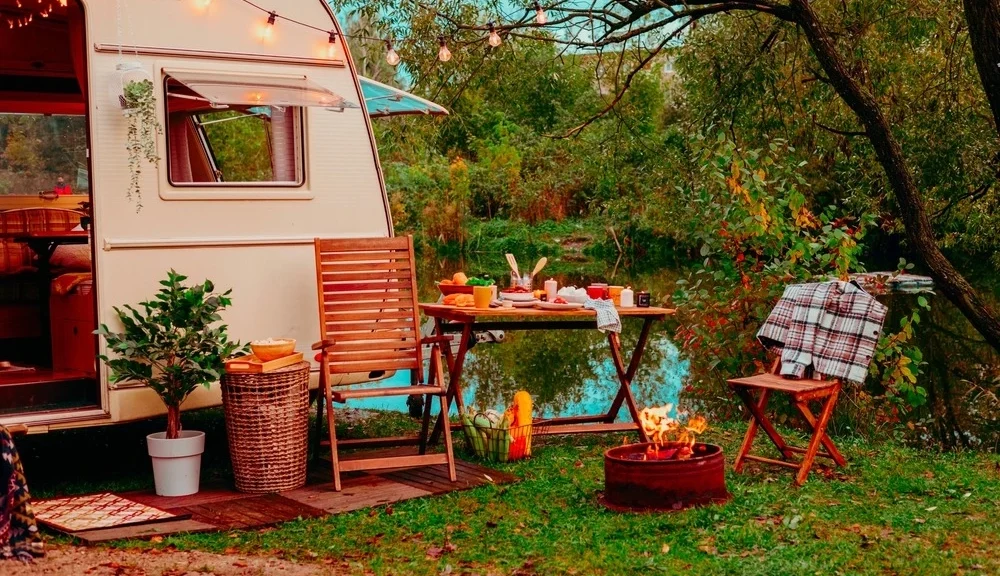 RV-with-table-and-chairs-set-up