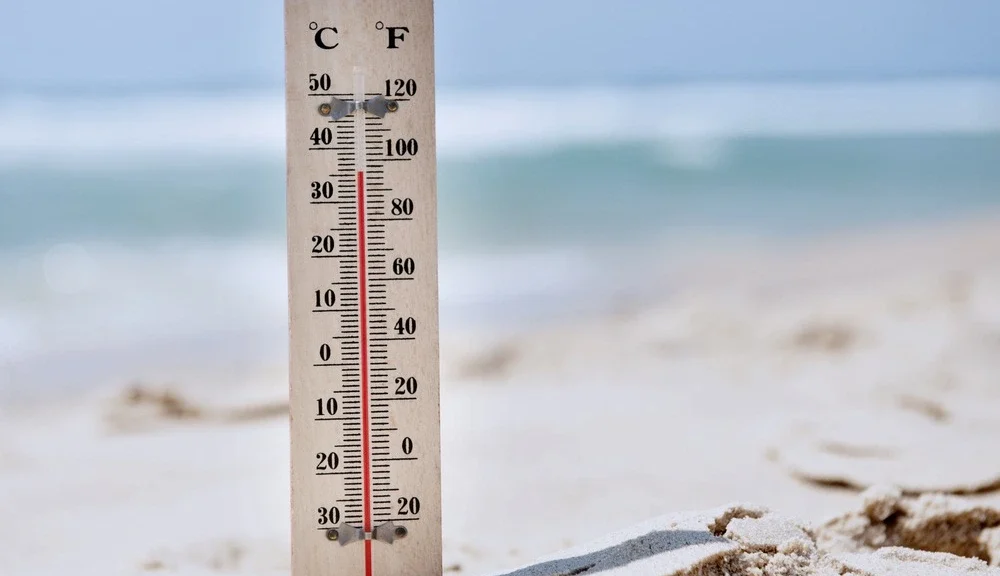 Thermometer-in-sand-on-beach